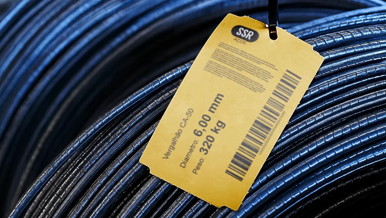 Tags personalizadas penduradas em produtos