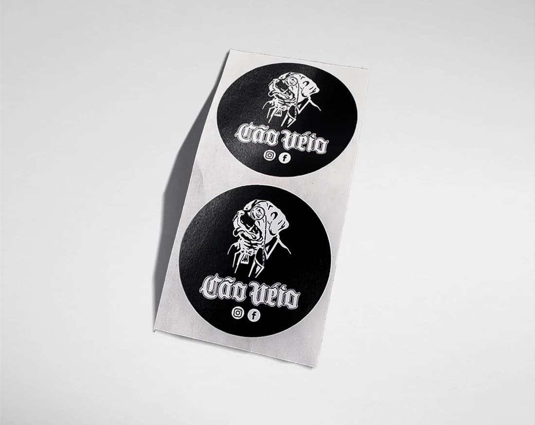 Etiqueta de uma cor sobre fundo neutro — exemplo de projeto simples